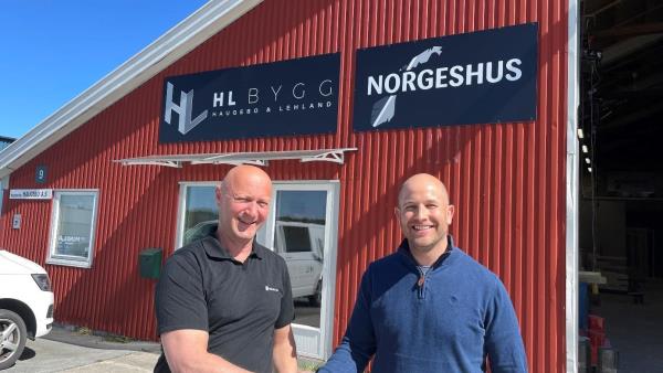 Daglig leder i HL Bygg AS, Johan Fredrik Lehland og prosjektleder i Agder fylkeskommune, Bård Andreas Lassen.