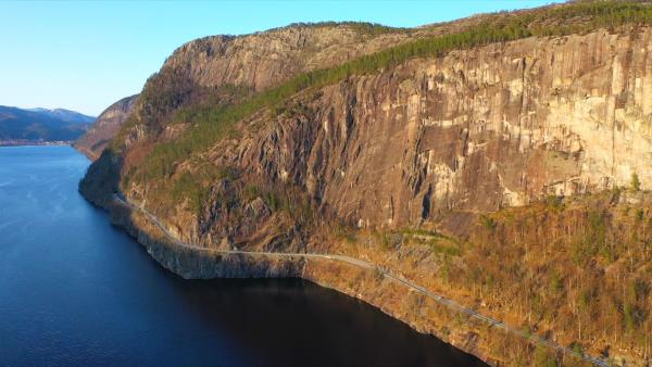 Rassikring langs Sirdalsvannet innebærer forlengelse av Gåsehellertunnelen og sikring av vegen gjennom Valevika.
