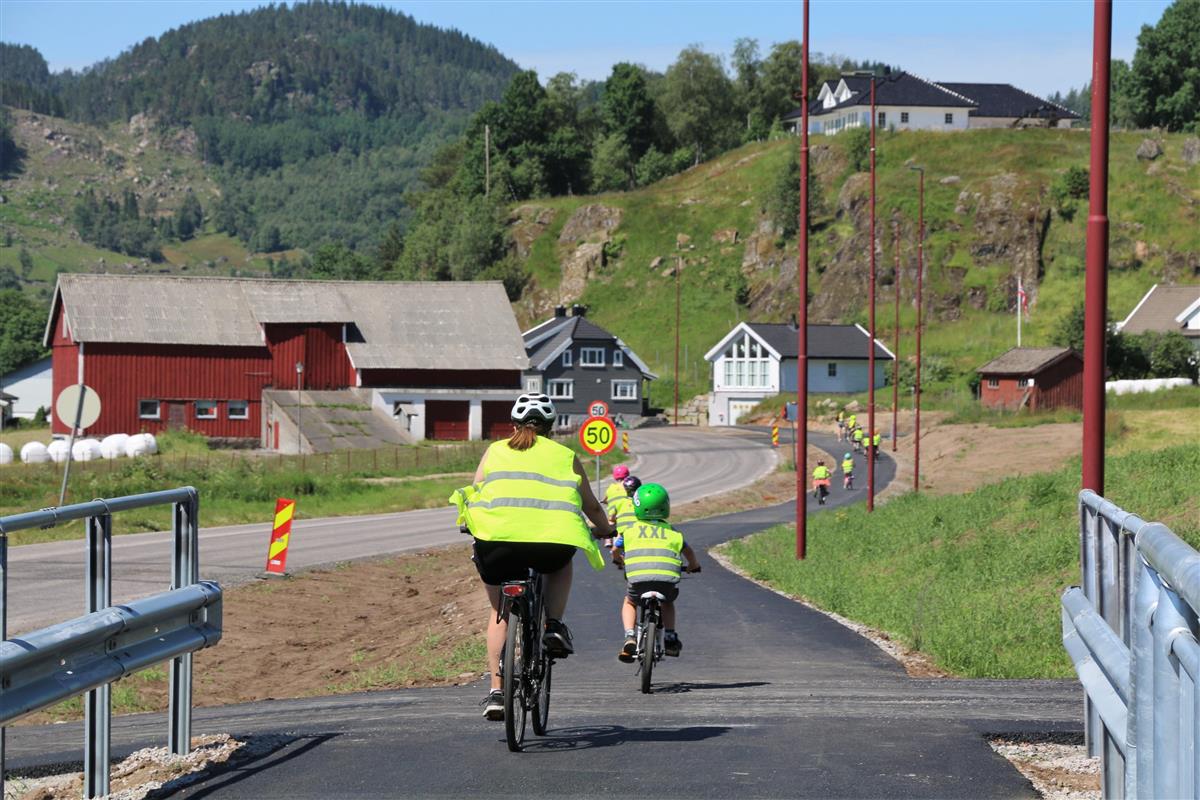 Foto av nyåpnet gang- og sykkelveg mellom Eiken feriesenter og Tveitosen, med syklister - Klikk for stort bilde