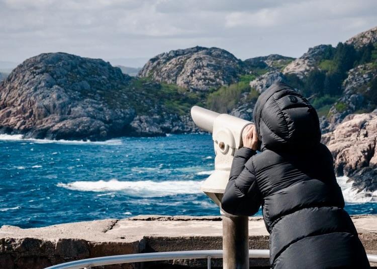 Kvinne med kikkert, Lindesnes - Klikk for stort bilde