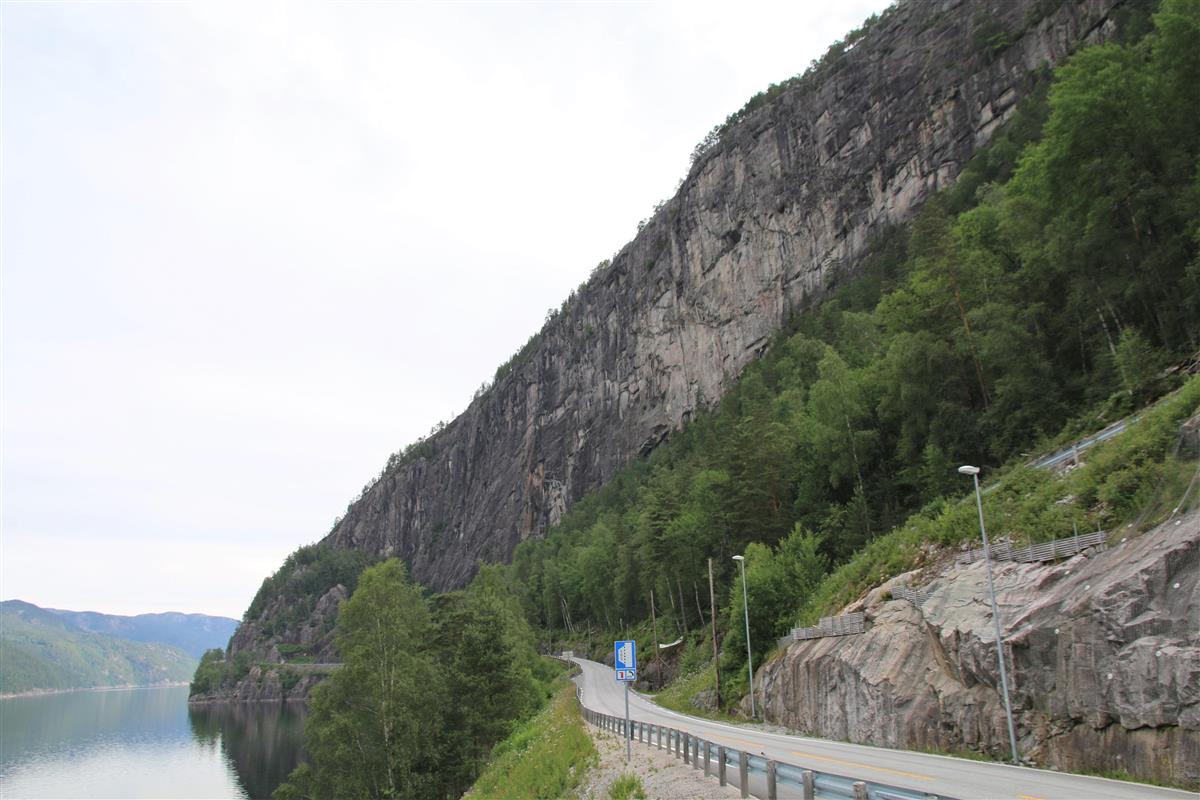 Foto av fylkesveg 42 langs Sirdalsvatn, ved Valevika. Vegen ligger under bratt og rasfarlig terreng - Klikk for stort bilde