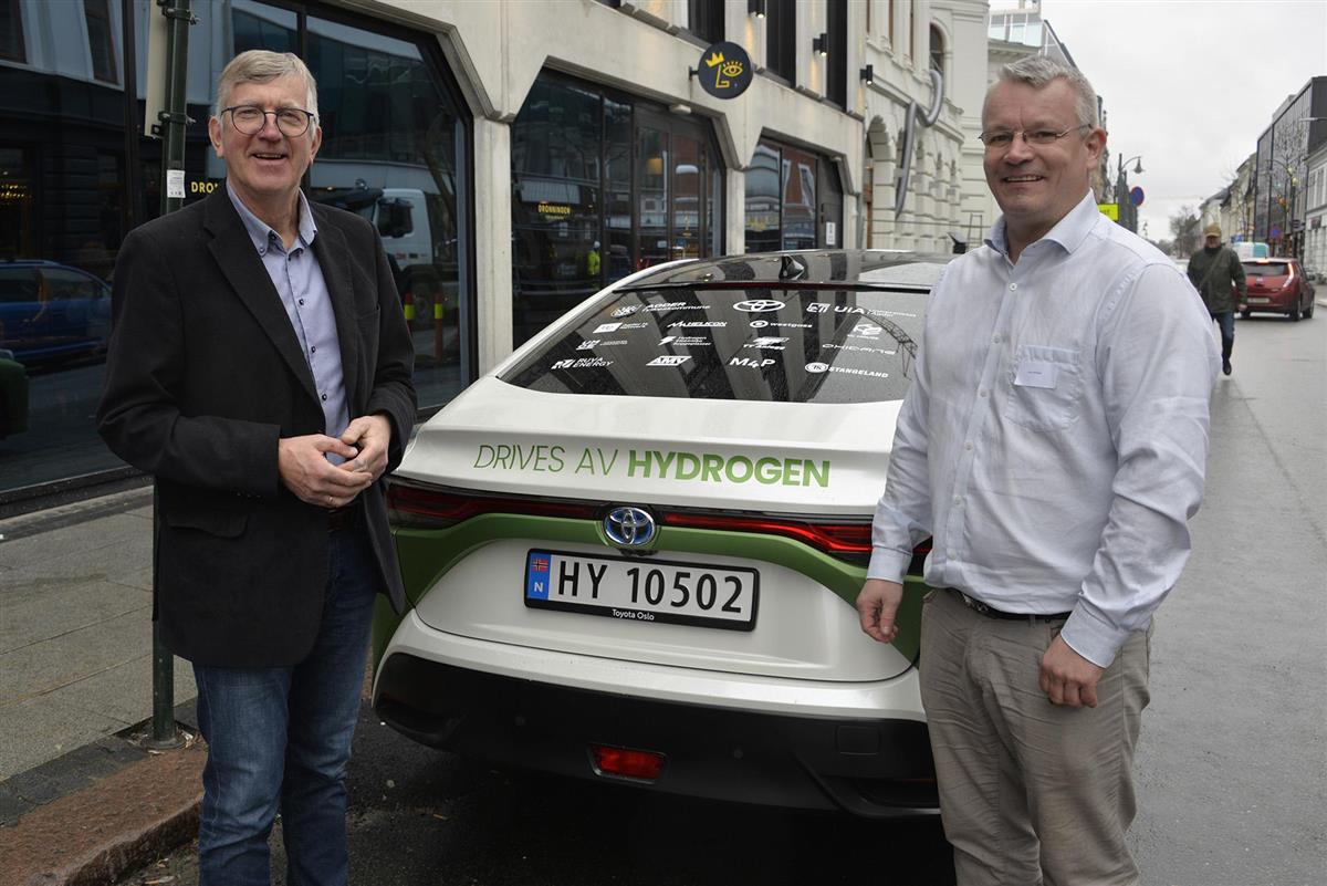 Foto av Vidar Ose og Even Aksildsen ved H2 Houses nyanskaffede hydrogenbil. - Klikk for stort bilde