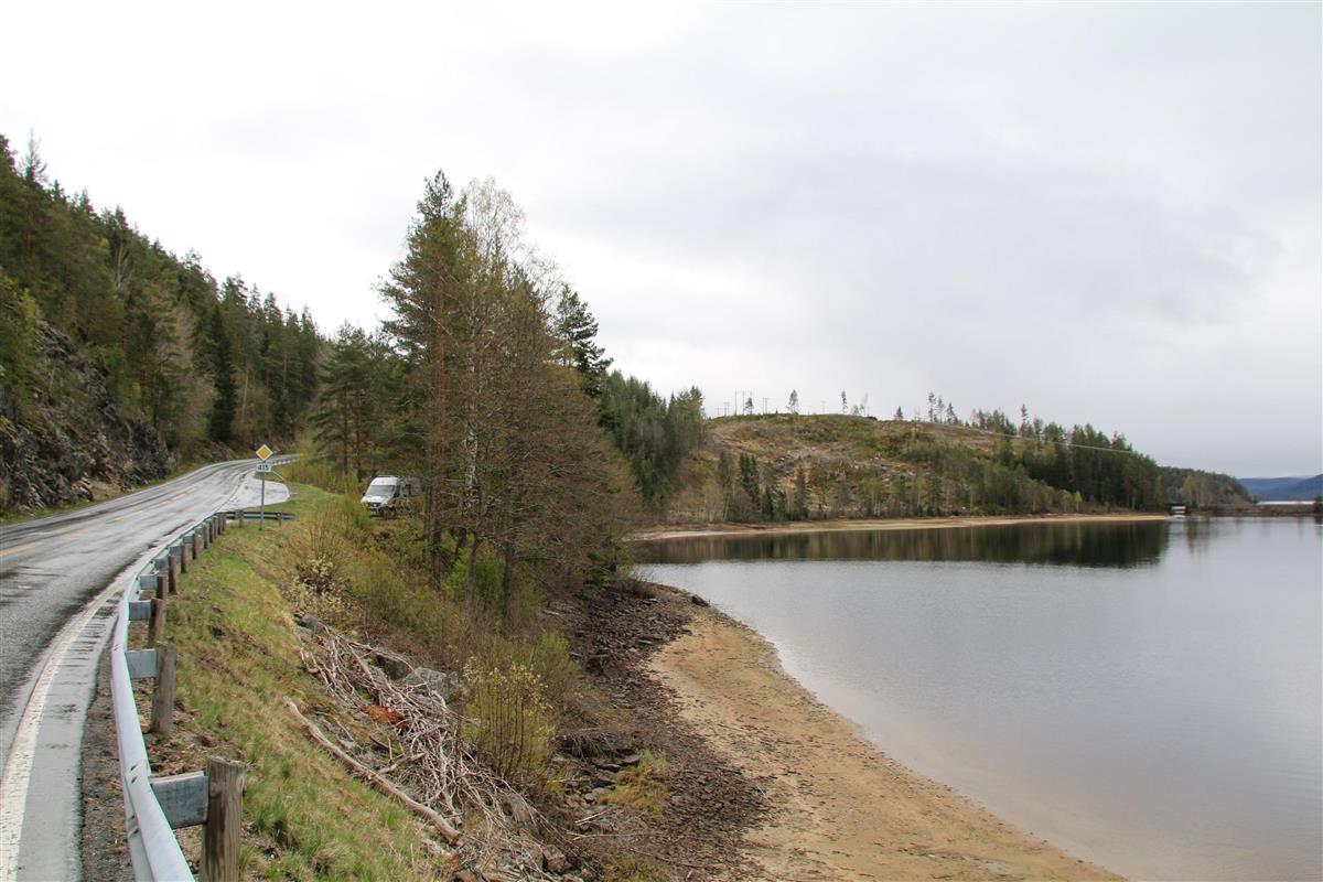 Foto av fv. 415 langs Nelaugvannet i bunnen av Selåskleiva før bygging av ny veg  - Klikk for stort bilde