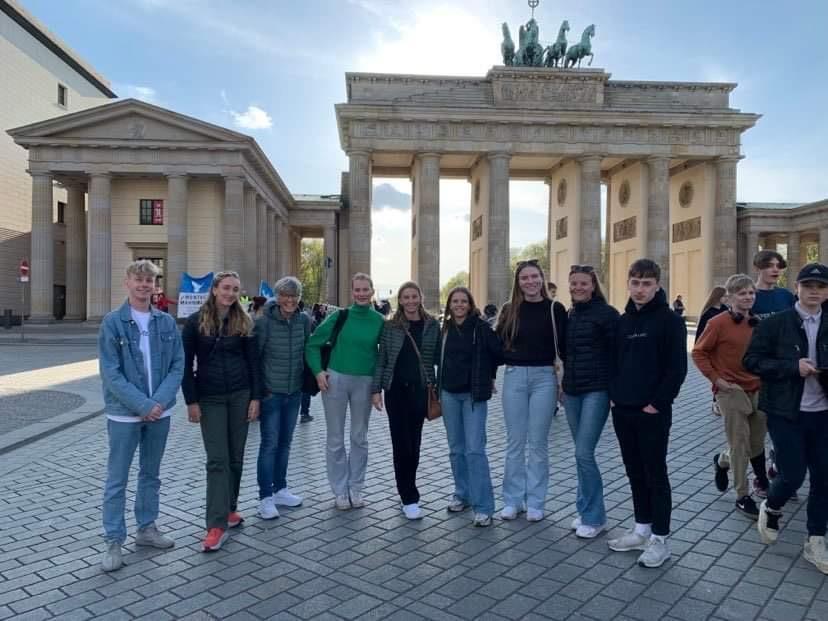 Foto av elevene samlet på tur i Berlin. - Klikk for stort bilde