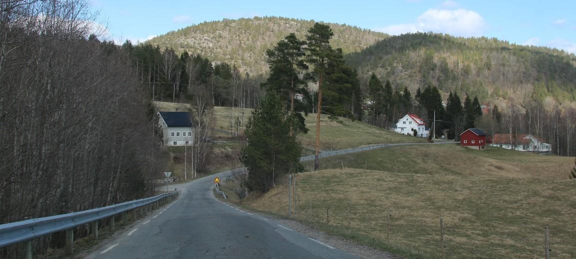 Fv. 3694 Auslandsveien, mot Sandåker. Strekningen er ikke utbedret på bildet. Foto.  - Klikk for stort bilde