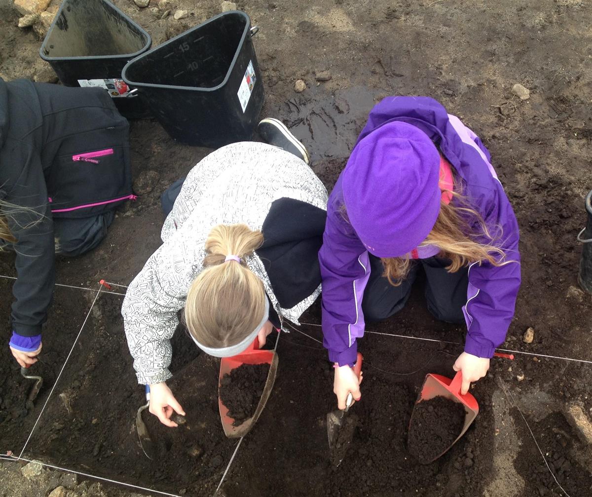 Barn som får prøve seg som arkeologer på en skoledag. Foto. - Klikk for stort bilde