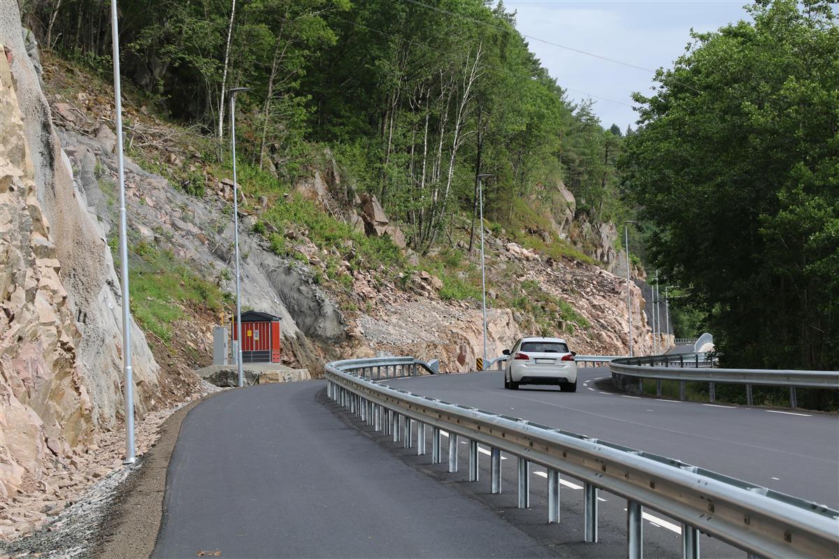 Foto av nyåpnet gang- og sykkelveg på fv. 460 mellom Rødberg og Snik - Klikk for stort bilde