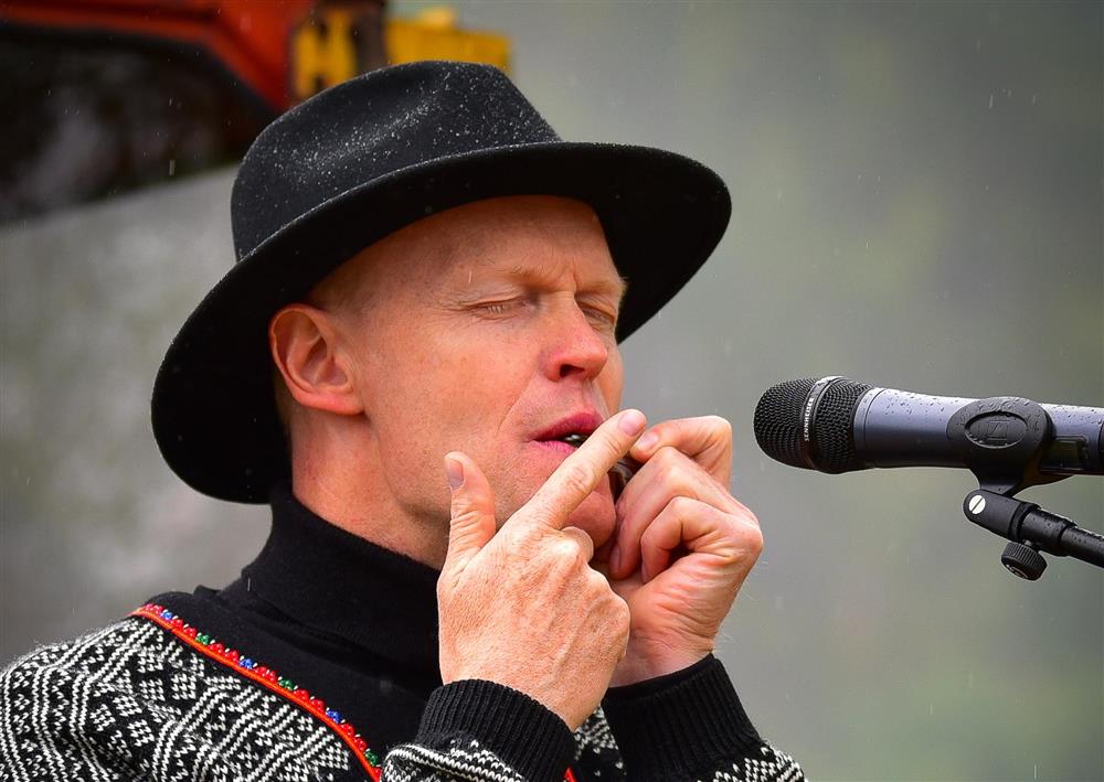 Spelemann med munnharpe. Foto. Foto. - Klikk for stort bilde