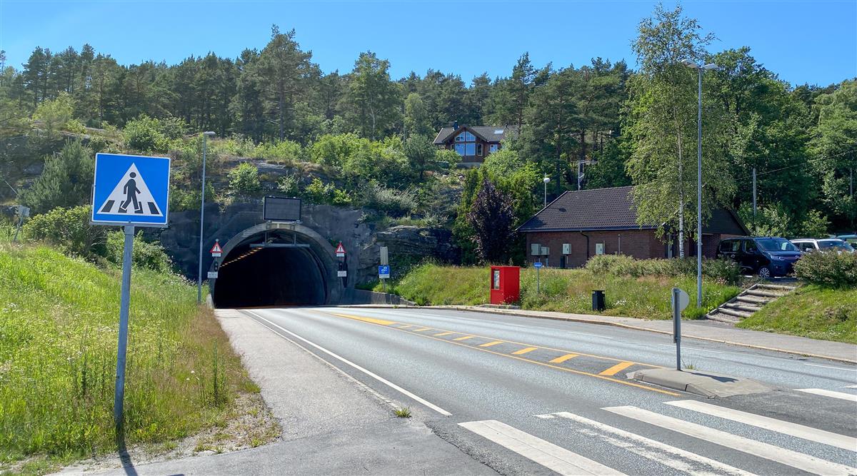 Foto av fv. 457 Flekkerøytunnelen med åpning mot Møvik - Klikk for stort bilde