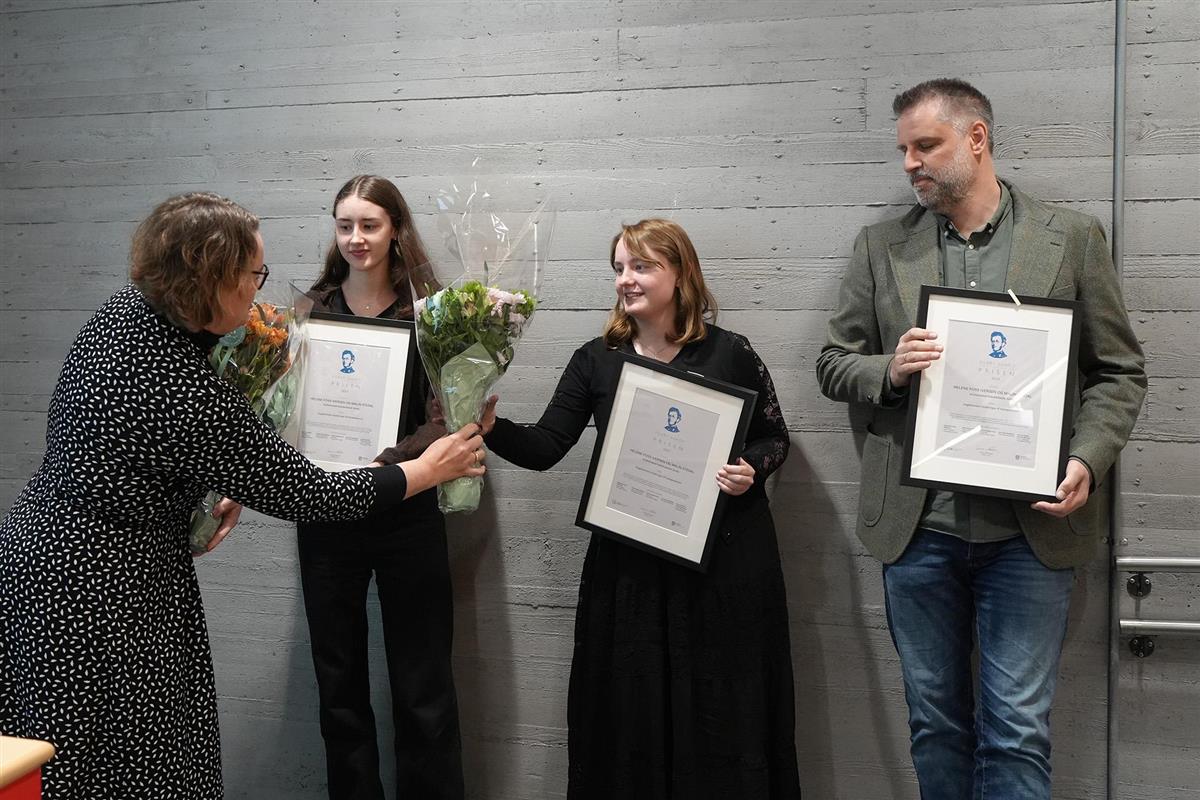 Foto av vinnerne av Eilert Sundt-prisen 2023 Helene Foss Iversen og Malin Stedal . Veileder Jonas Rosenvold til høyre. - Klikk for stort bilde