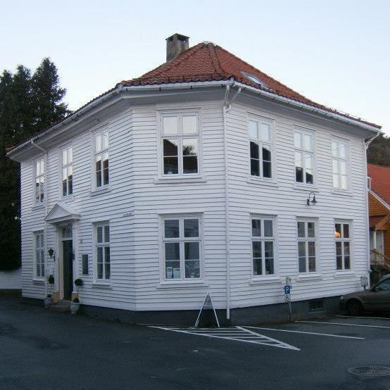 Gammelt trehus, kontor for Byggeskikksenteret i Flekkefjord. Foto. - Klikk for stort bilde