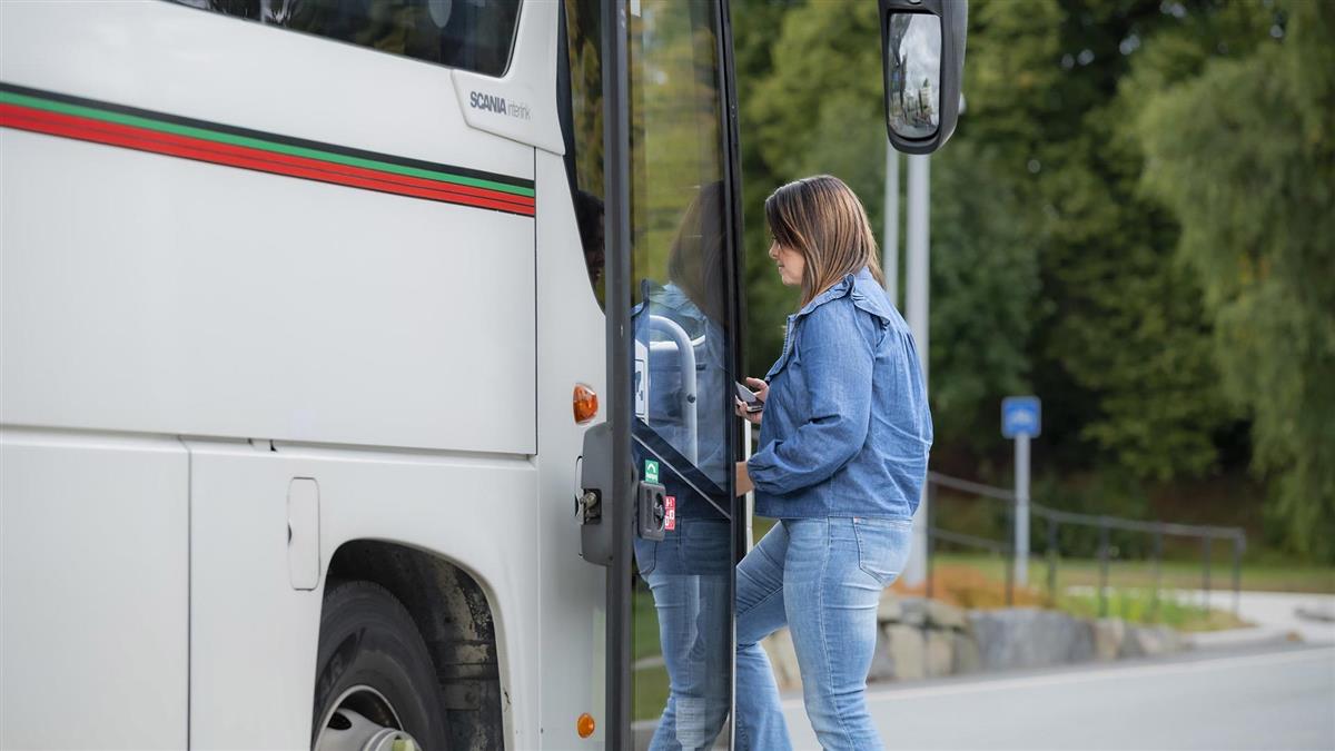 Agder fylkeskommune ønsker at flere skal reise kollektivt. Foto av kvinne som går på en buss fra AKT. - Klikk for stort bilde