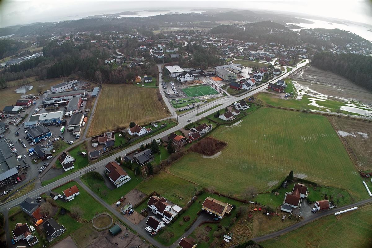 Dronefoto av Hølleveien med Nygård skole i bakgrunnen før prosjektet startet - Klikk for stort bilde