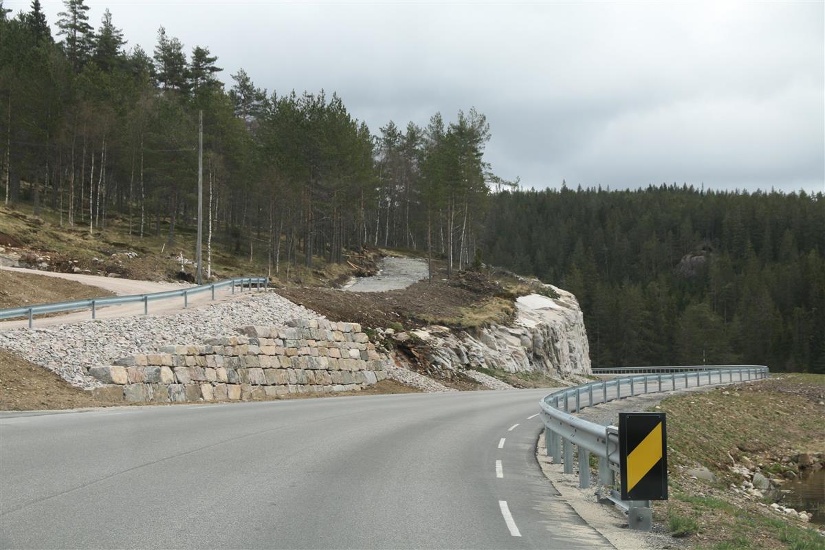 Foto med utsnitt av fv. 42 mellom Hovland og Lislevann, etter utbedring - Klikk for stort bilde