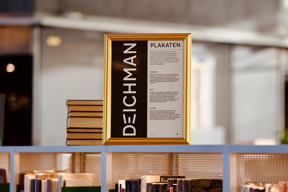Foto av Deichman-plakaten på en hylle i biblioteket