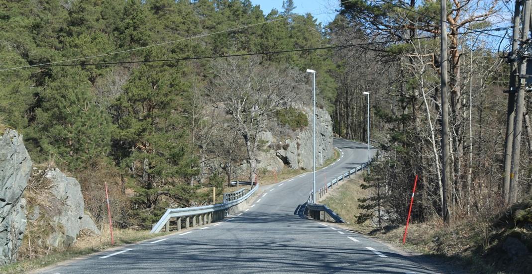 Fv.3608 Homborsundveien uten gang- og sykkelveg, ved Enge bru. Foto - Klikk for stort bilde