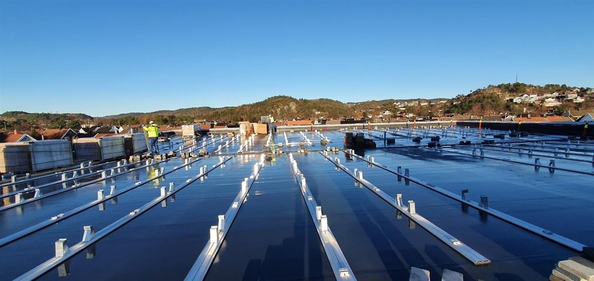 Montering av solcelleanlegg på Mandal videregående skole november 2020. Foto - Klikk for stort bilde