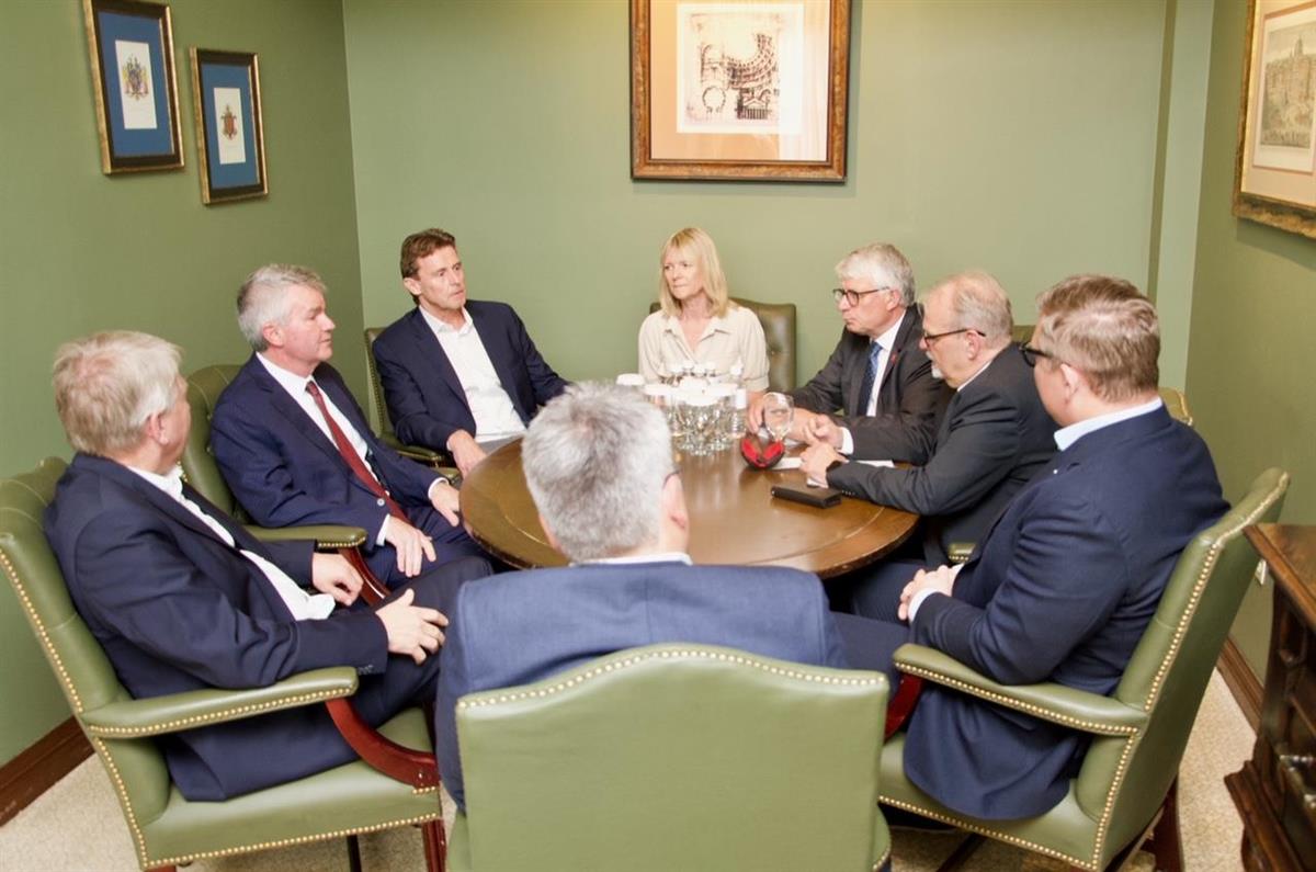 Seks personer rundt et bord - Klikk for stort bilde