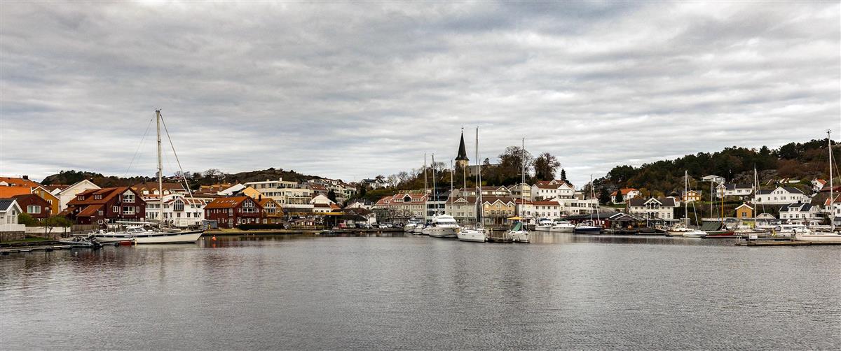 Grimstad sentrum sett frå sjøen - Klikk for stort bilde