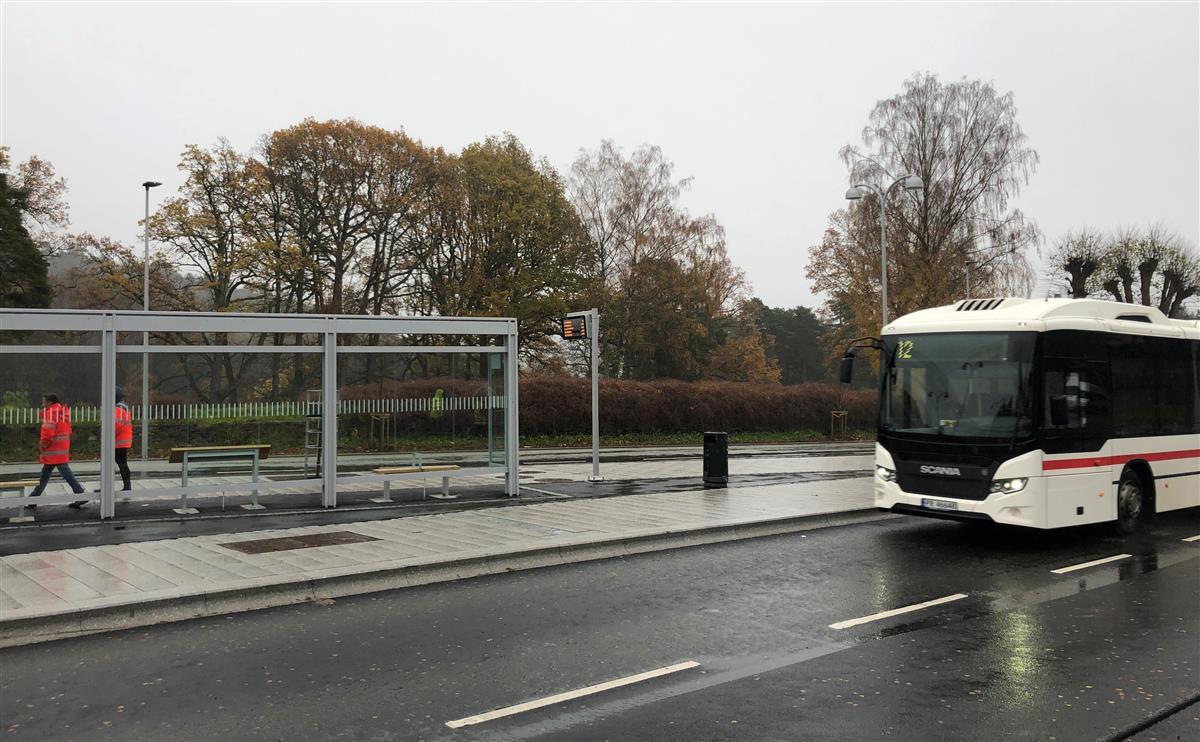 Illustrasjonsfoto. Oppdatert holdeplass med buss, ved universitetet i Kristiansand - Klikk for stort bilde